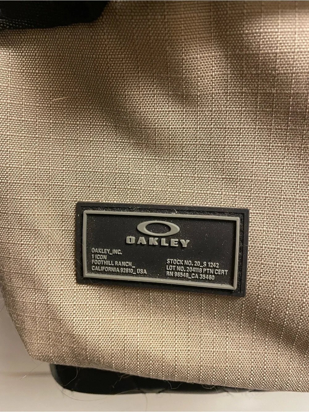 Oakley spacious messenger
